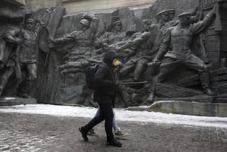 People walk through the National Museum of the History of Ukraine in the Second World War in Kyiv in 2022. (Image: STR/NurPhoto via AP Images) 
