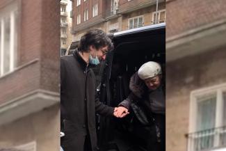 History Ph.D. student Sam Finkelman helps a Ukrainian refugee out of a van in Budapest, Hungary, earlier this month. (Image: Courtesy of Sam Finkelman)